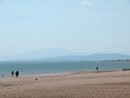 Les horizons montagneux depuis la plage, domins par la silhouette du Canigou