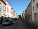 L'architecture vigneronne : constructions simples, grands porches sur rue ; ici une rue de Portel-des-Corbires