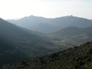 La valle de Cucugnan au milieu des montagnes des Hautes Corbires, le chteau de Peyrepertuse  l'horizon ; ici depuis Quribus