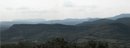 Panorama sur les sommets des Corbires depuis la montagne d'Alaric : au premier plan les pentes rodes du Val de Dagne,  l'horizon  gauche la montagne de Tauch