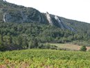 Vignes, pentes boises et affleurements rocheux sur la face nord de la montagne d'Alaric