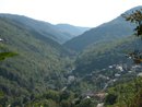 La valle en forme de V de l'Argent-Double ; le village de Lespinassire sur la droite