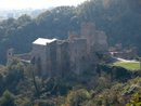 Les ruines du chteau de Saissac surplombant la valle de la Vernassonne