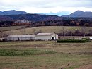 Hangar agricole au milieu des pturages vers Belvis