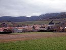 Village d'Espezel au milieu des prairies ptures du grand plateau de Sault