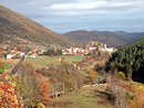 Site de Belcaire : un village de montagne coinc entre les pentes boises