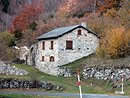 Architecture montagnarde : mur en granite et toit d'ardoises ; ici dans la valle de l'Aiguette