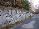 Muret de blocs de granite au bord de la RD 84 vers Counouzouls