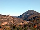 Valle de Salz : les ruines du chteau de Coutaussa et le Pech Cardou  l'horizon