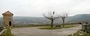 Roquetaillade : espace public sur la terrasse du chteau surplombant la valle de la Corneilla