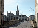 Limoux : la vieille-ville domine par l'glise Saint-Martin depuis le pont Neuf