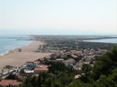 Vue du lido de Leucate depuis le phare : la coupure urbaine entre Leucate-plage et Port-Leucate