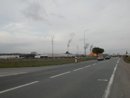 Route d'accès à Lézignan-Corbières depuis l'autoroute : les zones commerciales forment une queue d'urbanisation linéaire le long des infrastructures.