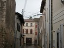 Façades délabrées et réseaux apparents dans une rue de Cuxac-d'Aude