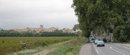 Silhouette du village de Saint-Marcel-d'Aude : belle route plantée et vue dégagée grâce aux vignes en premier plan