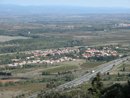 La plaine de l'Aude depuis la montagne d'Alaric : l'autoroute A61 et le village de Barbaira sur le piémont au premier plan, le village de Marseillette entre le Canal du Midi et l'Aude au second plan à droite