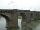 Le Pont Vieux connecte la Cit  la Bastide en traversant l'Aude