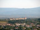 Urbanisation rcente sur les coteaux  Cazilhac ; la Cit et la Montagne Noire  l'horizon