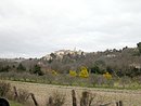 Le village des Angles vu depuis la RN 100 : premire image des villages perchs du Languedoc lorsqu'on vient d'Avignon.