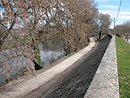 La digue et la promenade de Roquemaure le long du petit bras du Rhône.