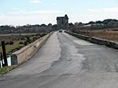 L'ancienne route d'accs  Aigues-Mortes et la Tour Carbonnire.
