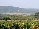 La vue sur le pont du Gard depuis la plaine.