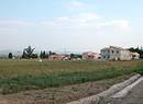 Descente de l'urbanisation de Brouzet-ls-Als dans la plaine agricole.
