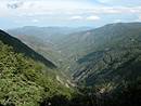 Exemple de valle en V : la haute valle de l'Hrault, sous l'Aigoual, vue depuis le col de la Serreyrde.