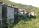 Maisons hautes et troites serres les unes contre les autres  proximit de la rivire ; ici Valleraugue, le long de l'Hrault.