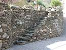 Schiste et boules de granit prises  la rivire  Mas Herm, prs de Peyremale (valle de la Cze).