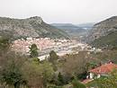 Anduze, ville-porte des Cvennes au site spectaculaire, appuye sur les calcaires jurassiques de la bordure cvenole.