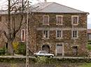 Schiste rouille sur une maison  Saint-Romain-de-Tousque (corniche des Cvennes).