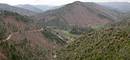 Exemple de valle cvenole : la valle Borgne, Gardon de Saint-Jean, vue depuis la RD 39. En face le serre des Clapisses.