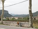 Saint-Hippolyte-du-Fort, ville-porte des Cvennes sur le Vidourle, elle aussi appuye sur les calcaires jurassiques de la bordure cvenole.