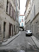 Une des rues du centre ancien de Beaucaire.