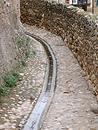 Exemple rare de traitement de l'eau en village  Margon : calade et murs de galets.