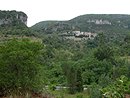 Le petit village de Beauquinis dans le vaste paysage des gorges de la Vis. Vue depuis la chapelle de Gornis