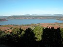 Le causse basaltique de l'Auverne, dominant le lac du Salagou : vue depuis Liausson