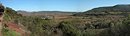 La plaine de la Lergue vue depuis Mas Aurans ; au fond la barre rocheuse qui spare le pays du Salagou de la plaine de l'Hrault