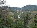 La valle de l'Orb et Roquebrun : ripisylve, fond en vigne, village en pimont, pentes boises de chnes verts