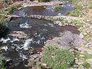 Prismes de basalte dans le ruisseau de la Pleches