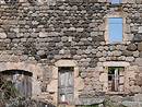 Granite et basalte mls sur une faade de ruine  Sinzelles
