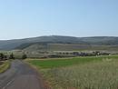 En contrebas de la montagne du Goulet qui ferme l'horizon, le tremplin du plateau de Giraldou qui domine Belvezet, tapi au pied