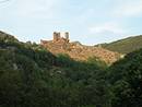 Les ruines du Fort Tournel au-dessus d'une boucle du Lot ; la RD 901 passe dessous en tunnel
