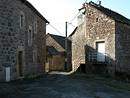 Chastel Nouvel au basculement de la Margeride sur le causse de Crouzet : un bti de granite et de lauze