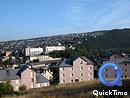  Mende vue depuis l'est, dans la valle dissymtrique dui Lot ;  gauche les pentes raides du causse de Mende ;  droite les pentes douces urbanisables ; tout  fait  droite le quartier des Fontanilles