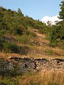 Anciennes terrasses sur les pentes raides de la Jourdane
