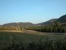 La valle du Lot, large et cultive, avec Chanac au fond