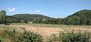 Le fond plat ouvert de la valle du Lot et ses pentes boises, en limite avec l'Aveyron