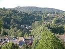 Bon exemple d'urbanisation rcente s'inscrivant dans la vgtation des coteaux. Ici  Banassac